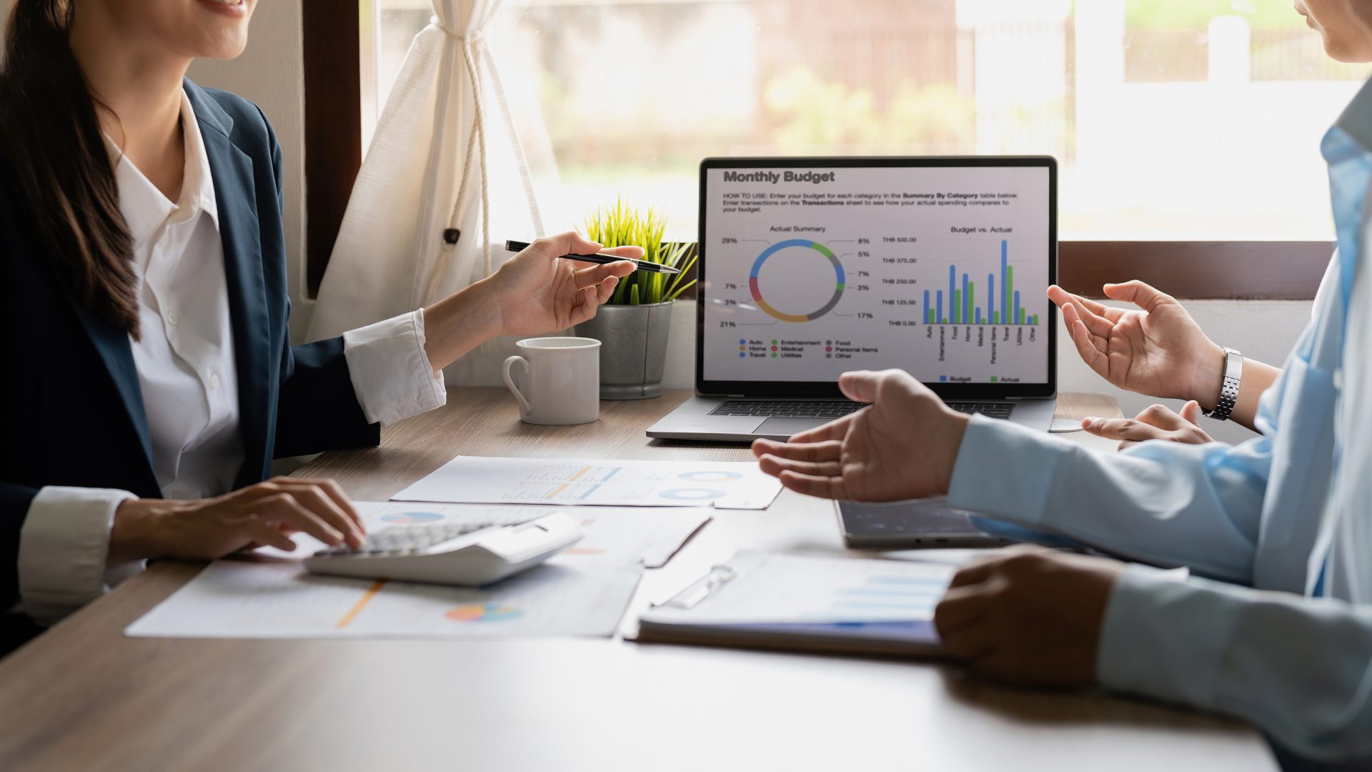 Interface d'analyse de données d'entreprise avec des graphiques et des icônes de réseau, symbolisant les processus d'évaluation d'entreprise